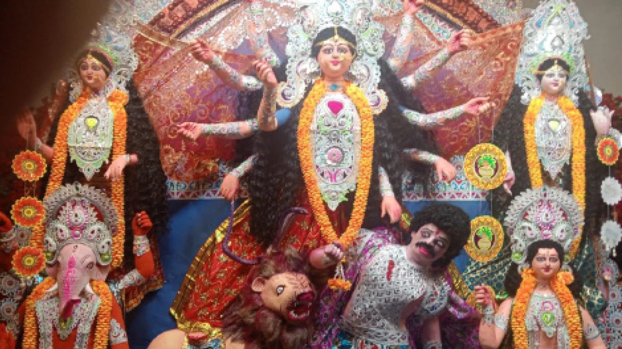 ডালখোলা বাজার সর্বজনীনের পুজো মিস করেন না দর্শনার্থীরা