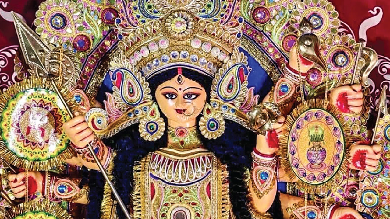 লাক্সেমবার্গের অধিকারী বাড়ির পুজোয় বাংলা থেকে যাচ্ছে পদ্ম