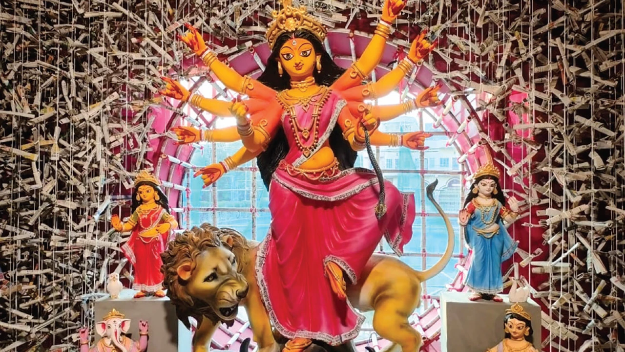 পুজোর থিমে কেদারনাথ থেকে আদি যোগী, কোথাও  ফুটে উঠছে সন্তানের জন্য একাকী মা-বাবার অপেক্ষা