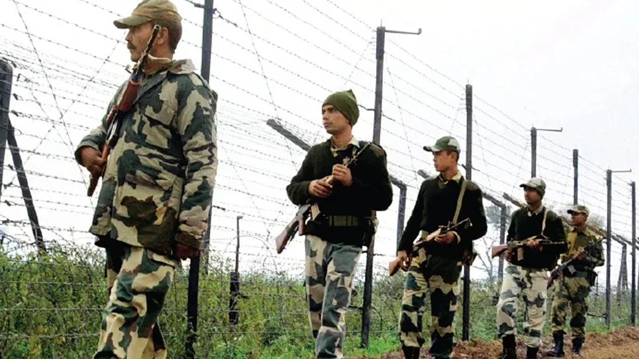 ভারত-বাংলাদেশ সীমান্তে দুর্গাপুজোয় মিলেমিশে থাকে উৎসবের আনন্দ আর জওয়ানদের কর্তব্য