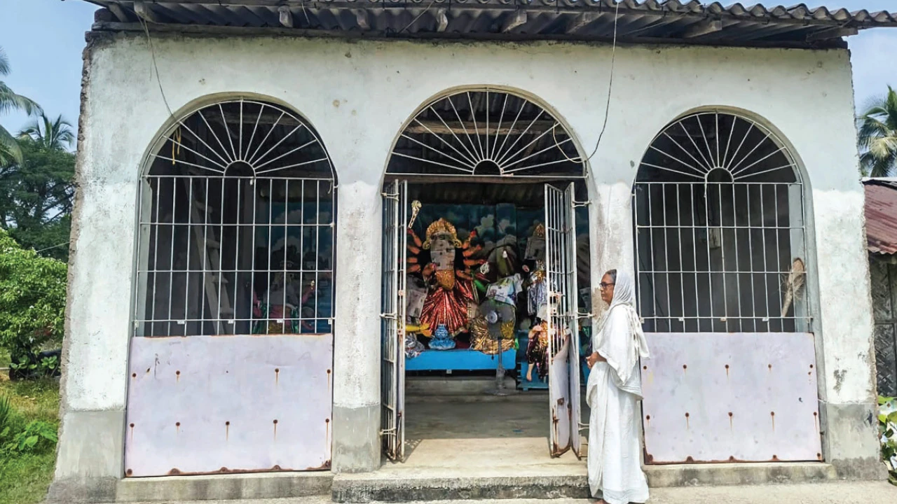 বরদাপুরে প্রধান শিক্ষকের শুরু করা দুর্গাপূজা আজও করছেন তাঁর পরিবার