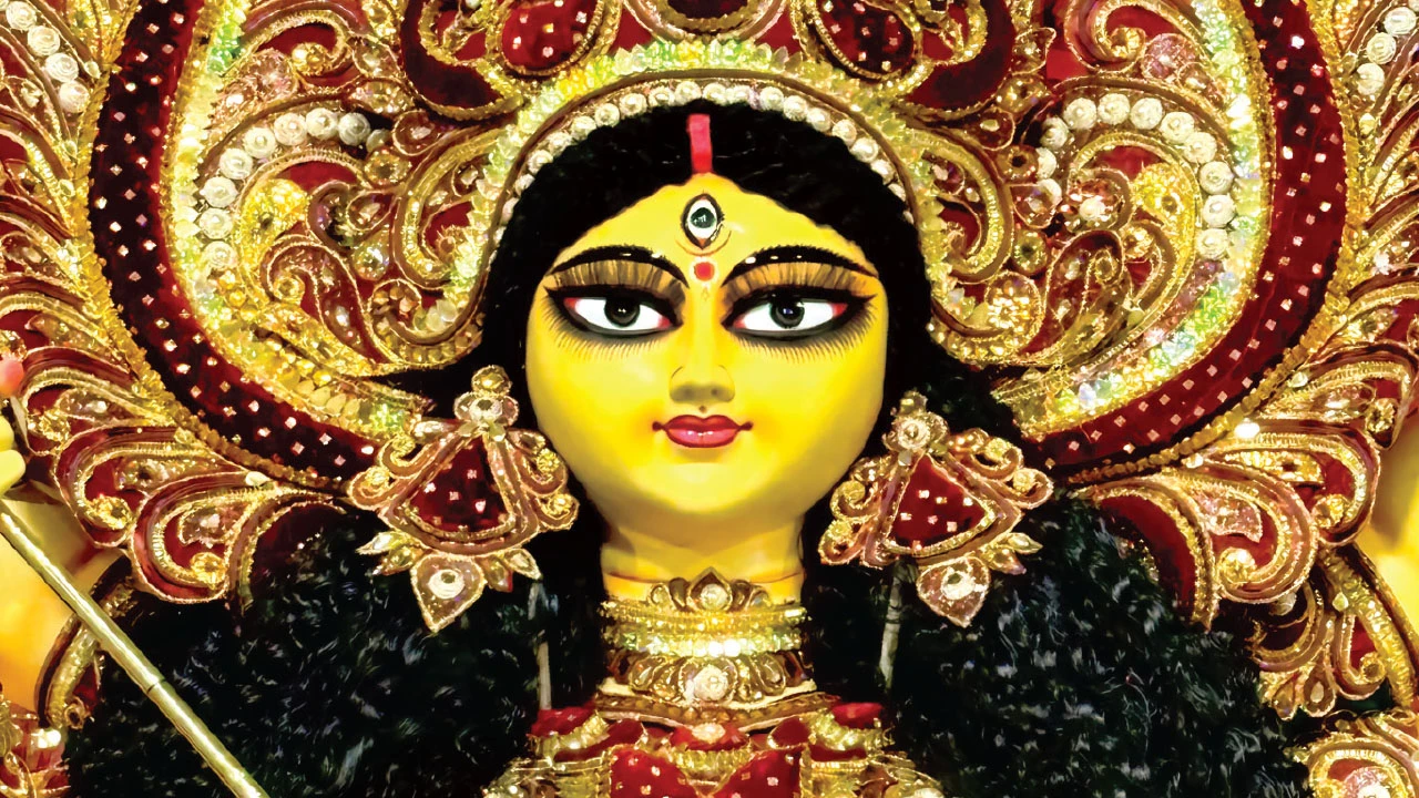 বিক্ষিপ্ত বৃষ্টি গায়ে মেখে মণ্ডপে ভিড় চতুর্থীতেই