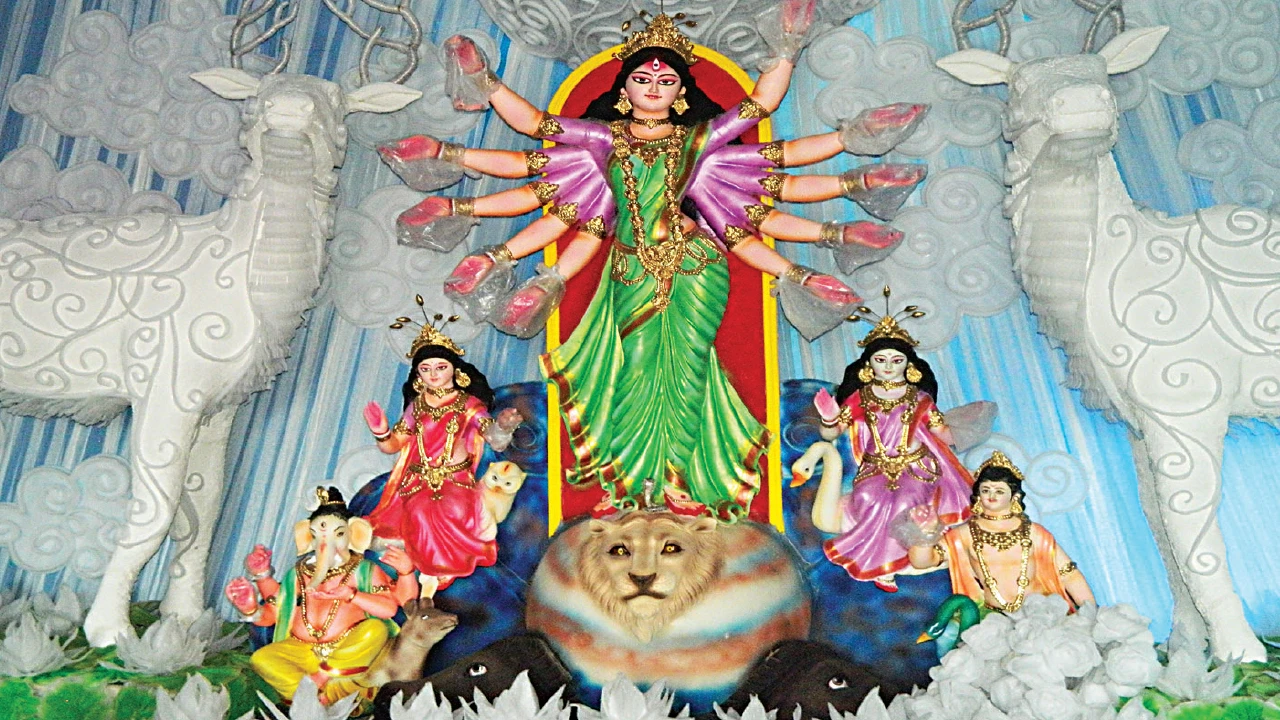 চতুর্থীর সন্ধ্যাতেই বর্ধমানে প্যান্ডেল, প্রতিমা দর্শনে ঢল