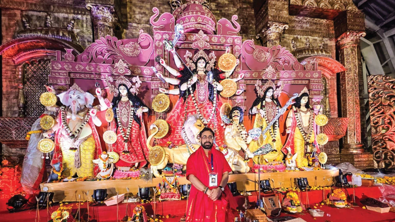 নভি মুম্বইয়ের দুর্গাপুজোয় এই প্রথম  পদ্মশ্রী সনাতন রুদ্র পালের প্রতিমা