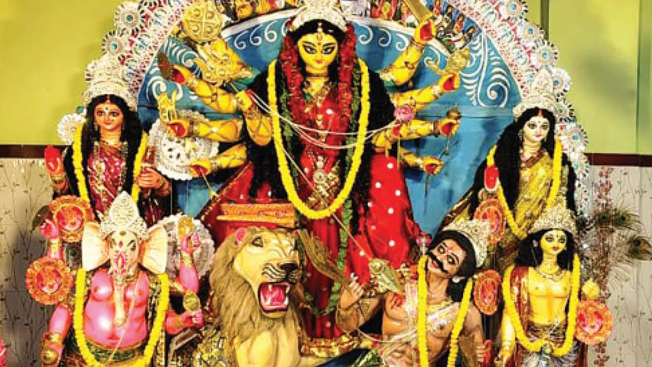 নৈহাটির দে বাড়িতে নবমীতে  ১০৮টি পদ্মের পুজো পান মা