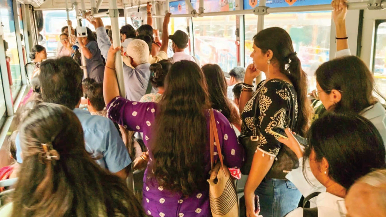 অটো নেই, ভিড় বাসে নাভিশ্বাস দর্শনার্থী থেকে অফিসফেরতদের