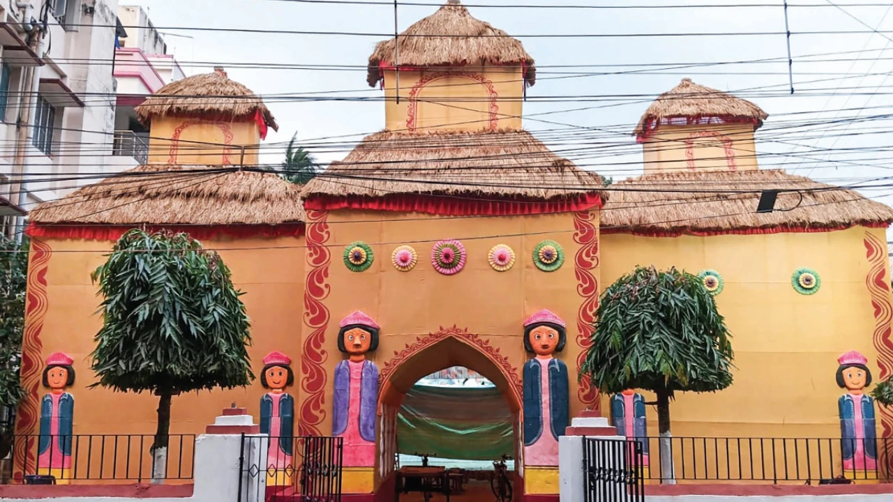 দুর্গাপুজোয় বারাসতে উত্তম-নস্টালজিয়া, মধ্যমগ্রামে হারিয়ে যাওয়া বাংলার খোঁজ