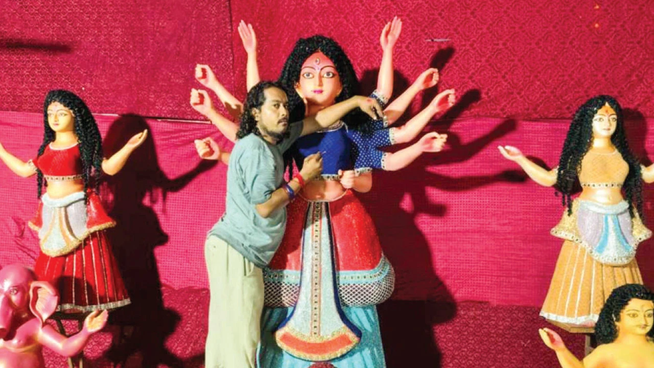 অভিনব তিন দুর্গাপ্রতিমা তৈরি করে তাক লাগিয়ে দিলেন হাবড়ার শিল্পী