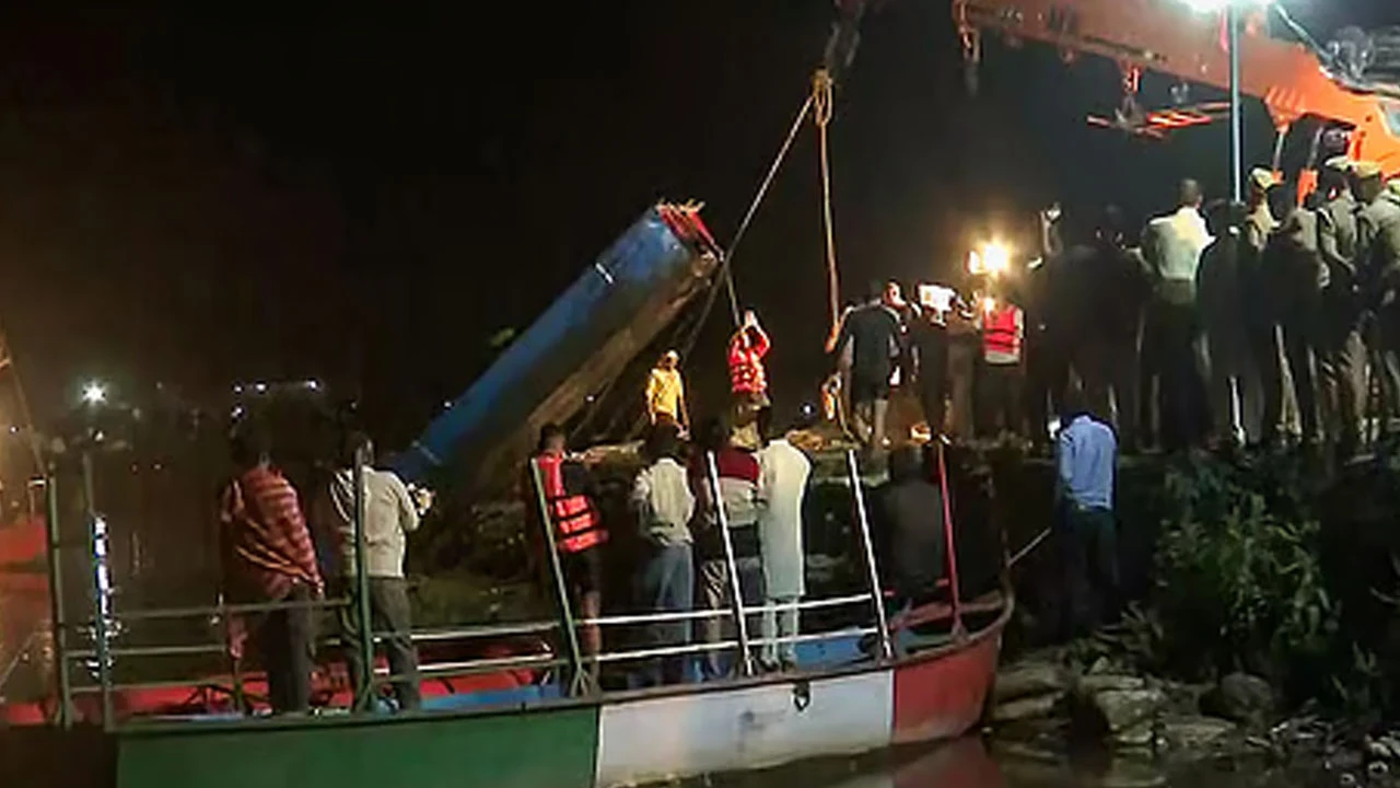 বিহারে নৌকাডুবি:  দুই আধিকারিককে শোকজ নোটিস, তদন্ত কমিটি গঠন