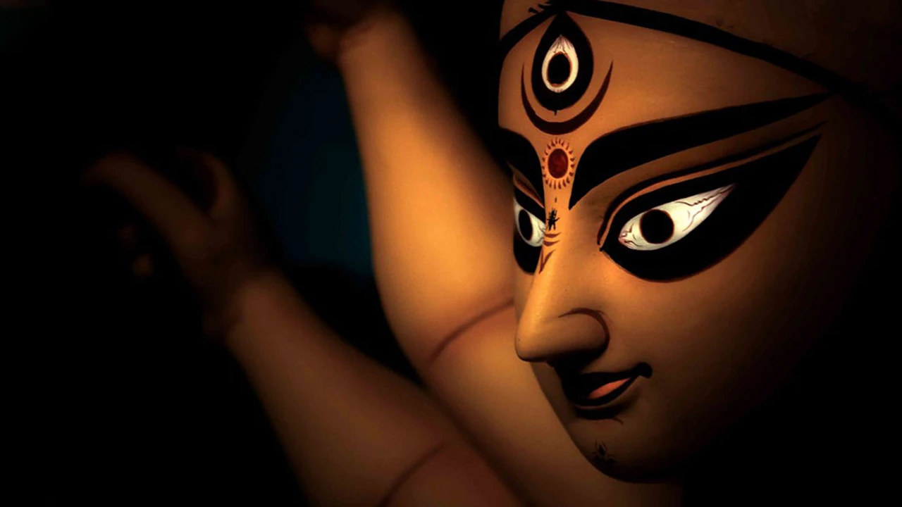 ছন্নছাড়া ছন্দছাড়া শহর উঠে এসেছে হাতিবাগানে, ‘শিকড়’ খুঁড়ছে লালাবাগান নবাঙ্কুর, নৈঃশব্দ খুঁজছে চোরবাগান