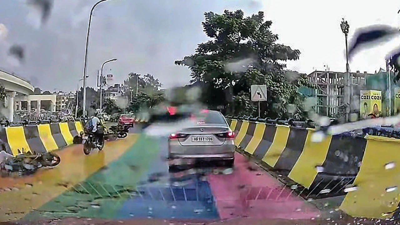 চিংড়িঘাটা ফ্লাইওভারে পর পর আছড়ে পড়ল বাইক, রং নিয়ে বিতর্ক