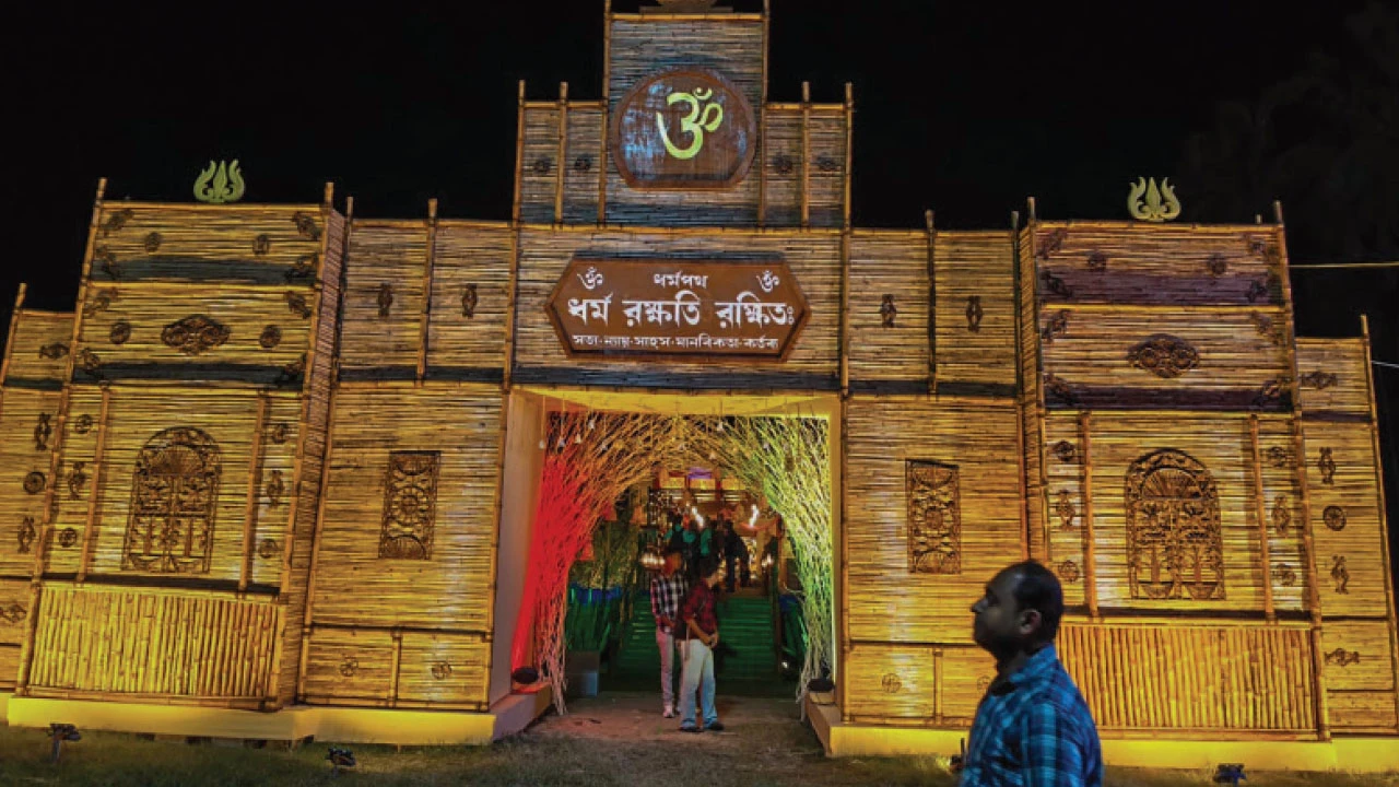 চাকদহের লালপুরের পুজোয় পুরোহিতের দায়িত্বে মহিলারা
