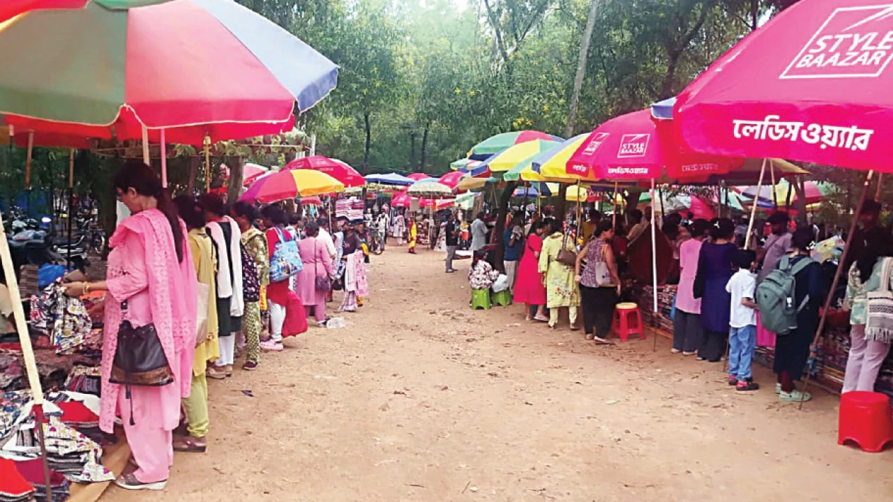 পুজোর মরশুমে পরিবেশ রক্ষায় পদক্ষেপ, শান্তিনিকেতনে এবার ছ’দিন বন্ধ থাকবে সোনাঝুরির হাট