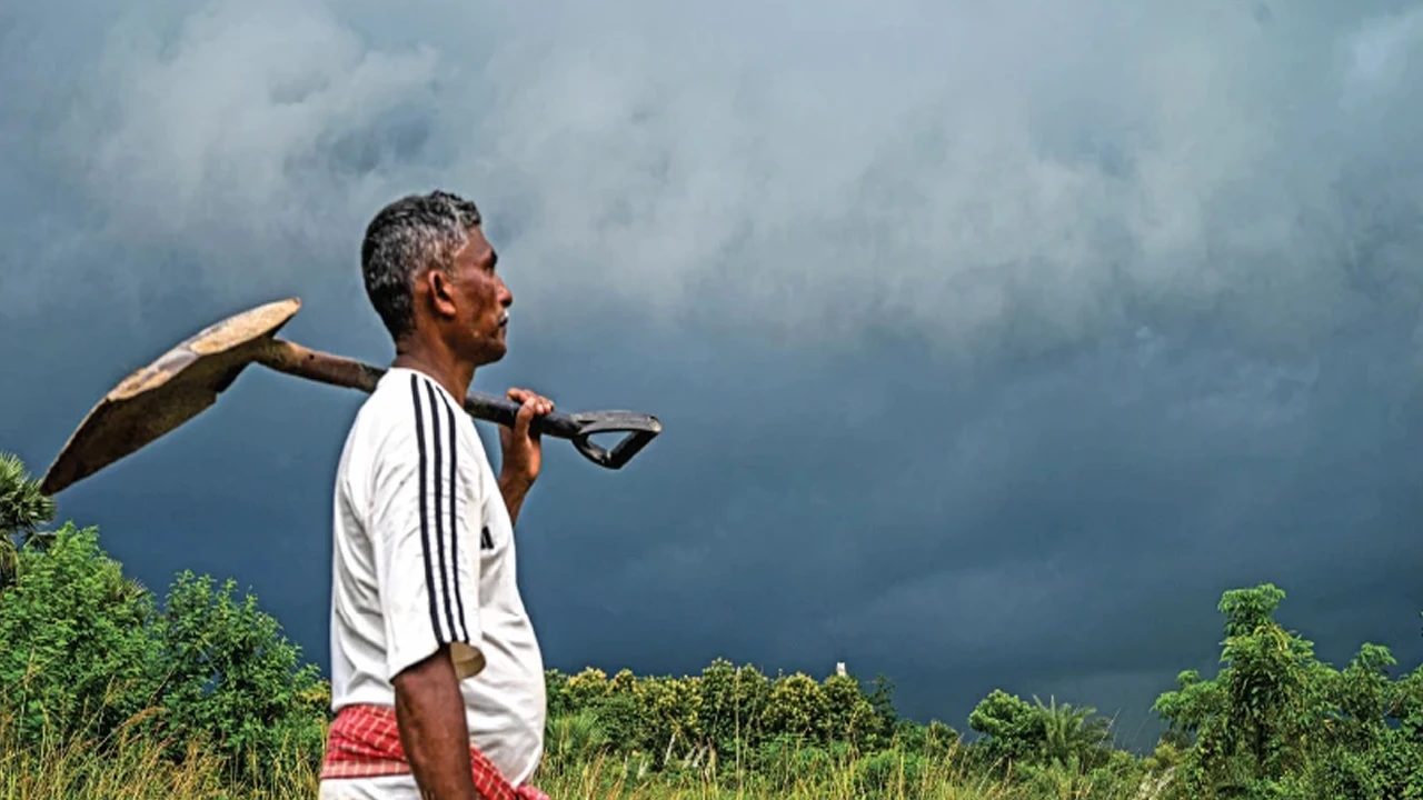 দক্ষিণবঙ্গে দুই জেলাতে বজ্রবিদ্যুৎ সহ বৃষ্টির পূর্বাভাস, জারি হলুদ সতর্কতা