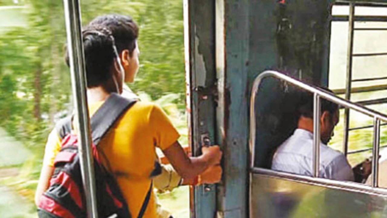 পুজোর মুখে বজবজ শাখায় বাড়তি ট্রেন, তিন পুজোর উদ্বোধনে সুকান্ত, ৫ থানায় ৭৬৫ কমিটিকে অনুদানের চেক