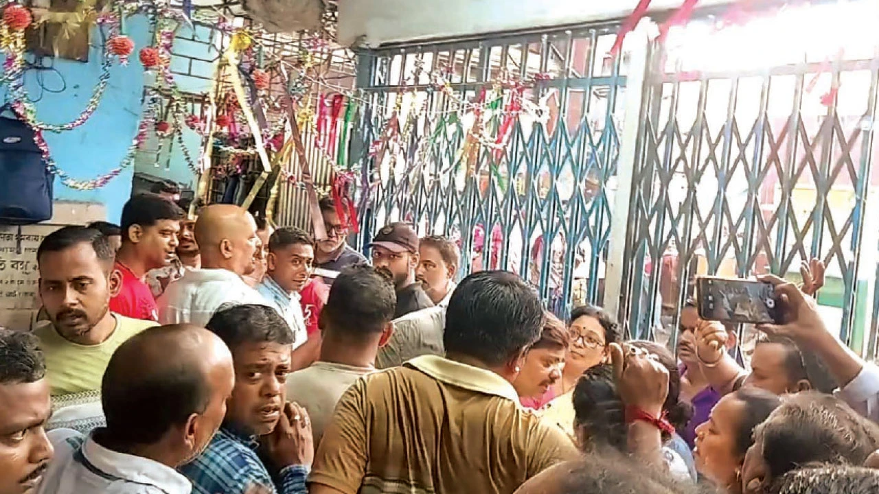 বন্ধ ১৪ ফেরিঘাট, পুজোয় শহরতলির ভিড় নিয়ে উদ্বেগ, বকেয়া বেতন, বোনাসের দাবিতে হুগলি নদী জলপথ পরিবহণে কর্মবিরতি