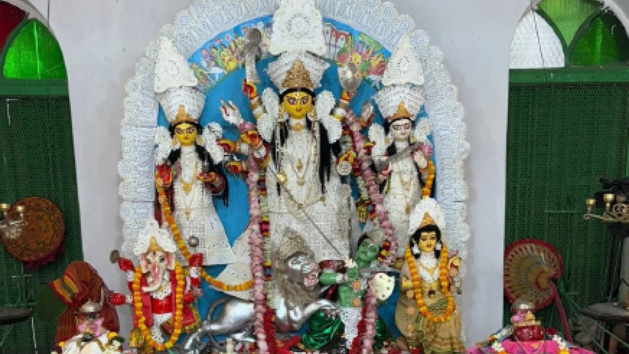 ব্রিটিশরাজ, ছেচল্লিশের রক্তাক্ত ইতিহাস পেরিয়ে আজও স্বমহিমায় বদনচাঁদ রায় বাড়ির দুর্গাপুজো, রুপোলি সিংহ, বিশেষ পদ বেগুন-বড়ির টক