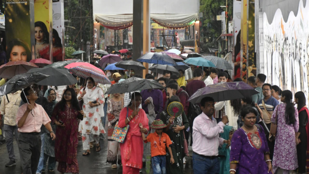 মেঘ, বৃষ্টি, ঠান্ডা হাওয়াকে ডোন্ট কেয়ার, দিনভর রাস্তায় উত্সবের জোয়ার