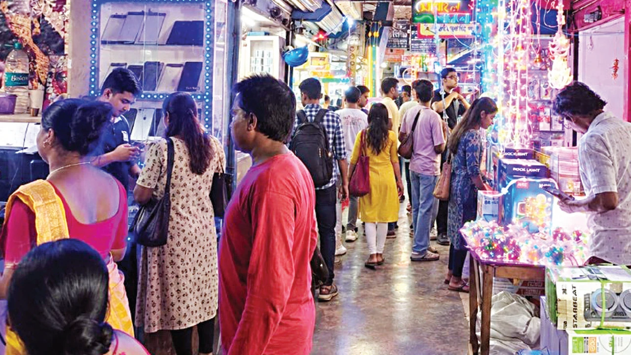 উপহারে মোবাইল-ক্যামেরা ও হেডফোনের চাহিদায় জমজমাট ইলেকট্রনিক্স পণ্যের বাজার
