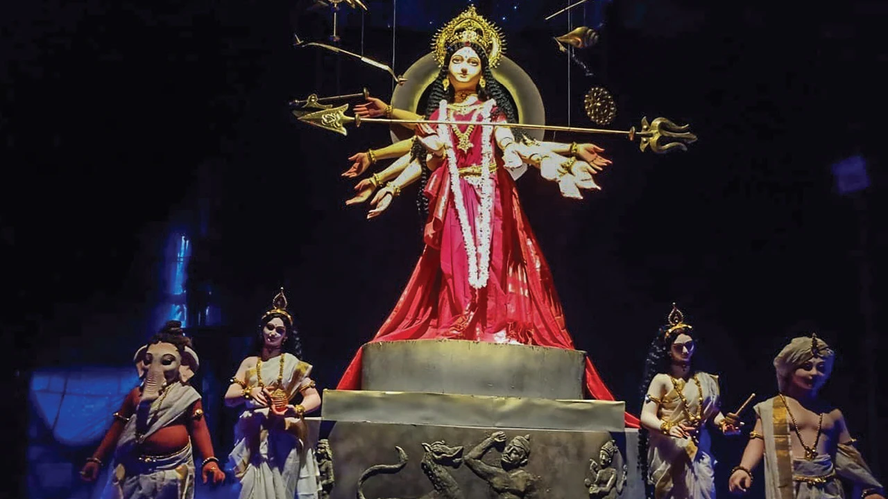 গীতার প্রেক্ষাপটে দশভুজা,  সাবেকিয়ানা-থিমের মিশেল, শারদোৎসবে চমকের পসরা শ্রীরামপুর-বৈদ্যবাটিতে