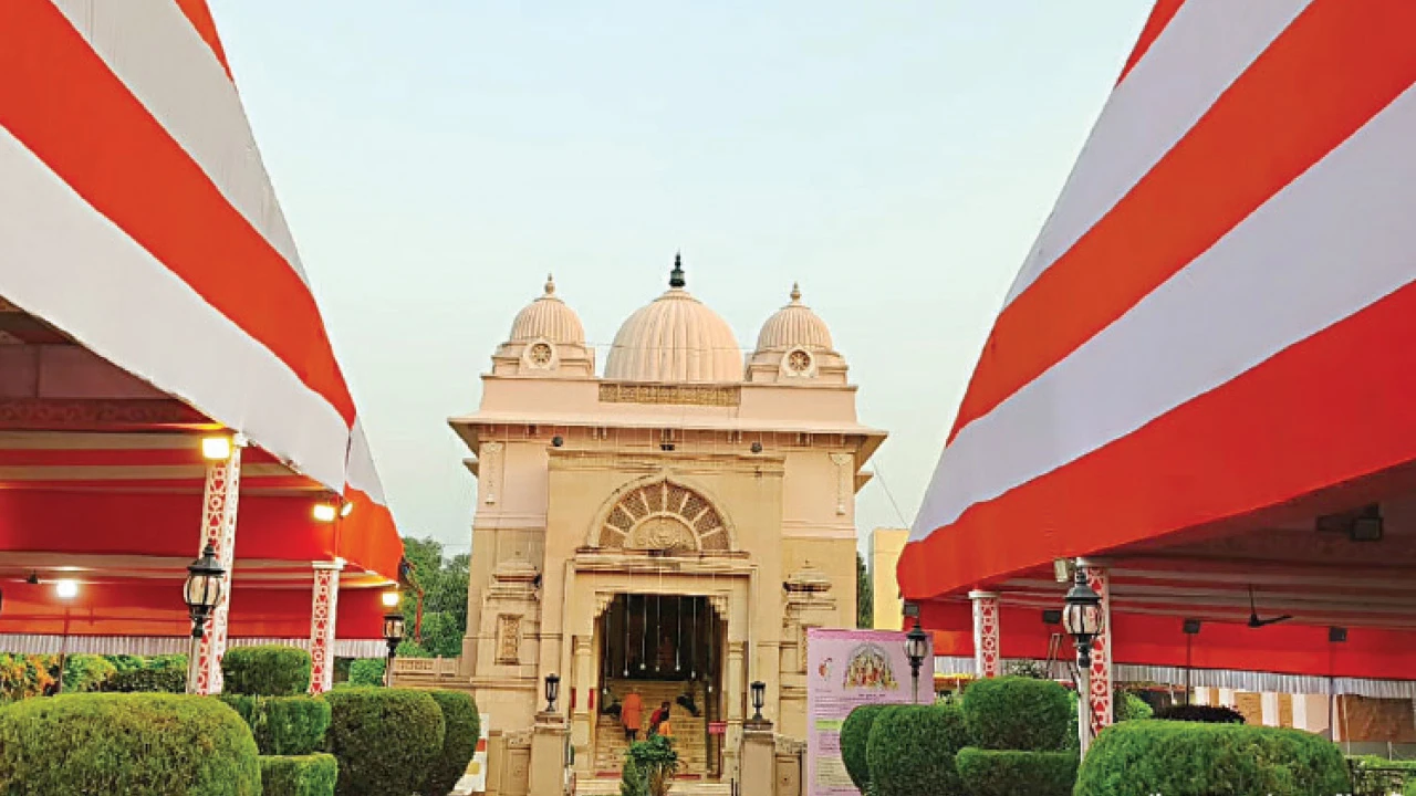 রাজনৈতিক টানাপোড়েনের মধ্যেই উৎসবে মাতল দিল্লি