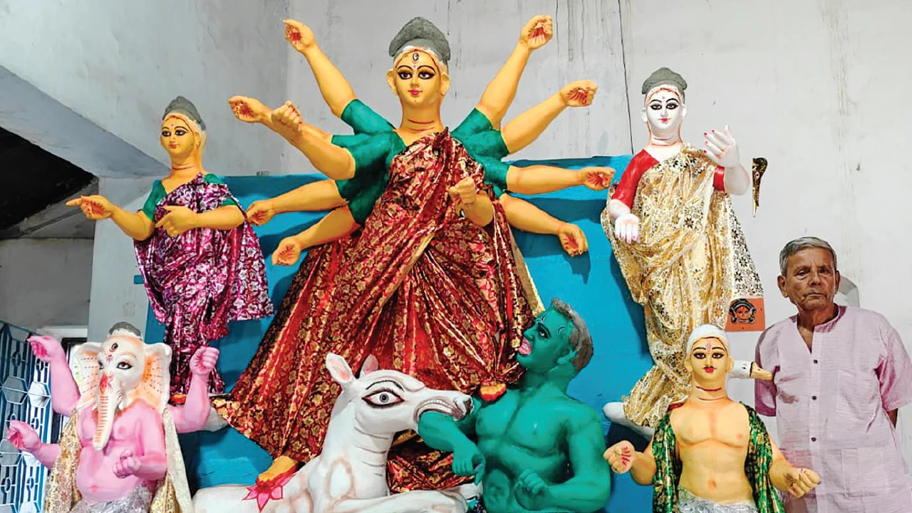 নৈহাটির ভট্টাচার্য বাড়িতে মা দুর্গার আরাধনা হয় কার্তিক-গণেশ ছাড়াই, লক্ষ্মী-সরস্বতী আনা হয় বাহন ছাড়া