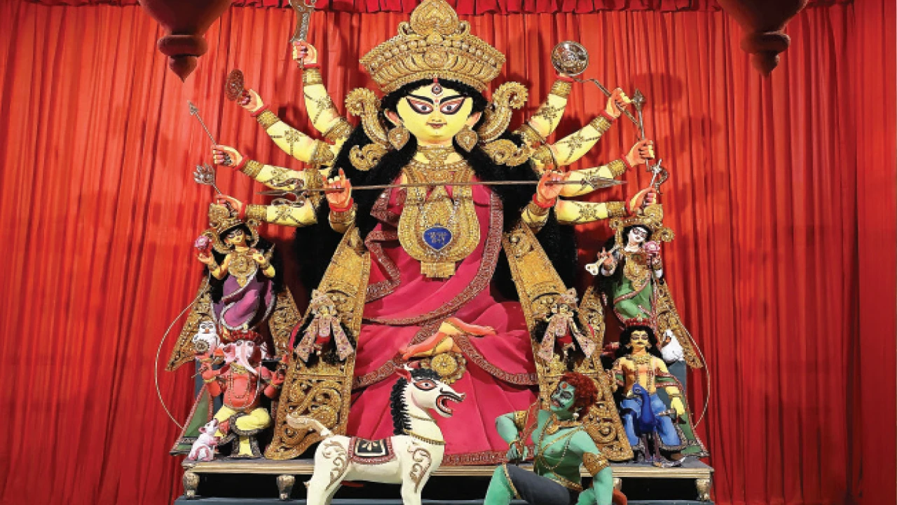 রানাঘাটে থিমের লড়াইয়ে উত্তমকুমার স্মরণ, মণ্ডপ সেজেছে চিড়িয়াখানায়