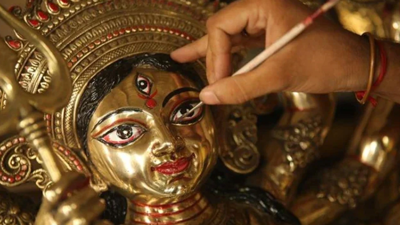 মাটি, বাঁশ ও শোলার সঙ্গে পিতল মূর্তির চাহিদাও তুঙ্গে