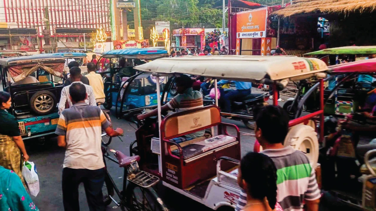 পুজোর ভিড়ে যানজটে নাকাল তিন জেলা
