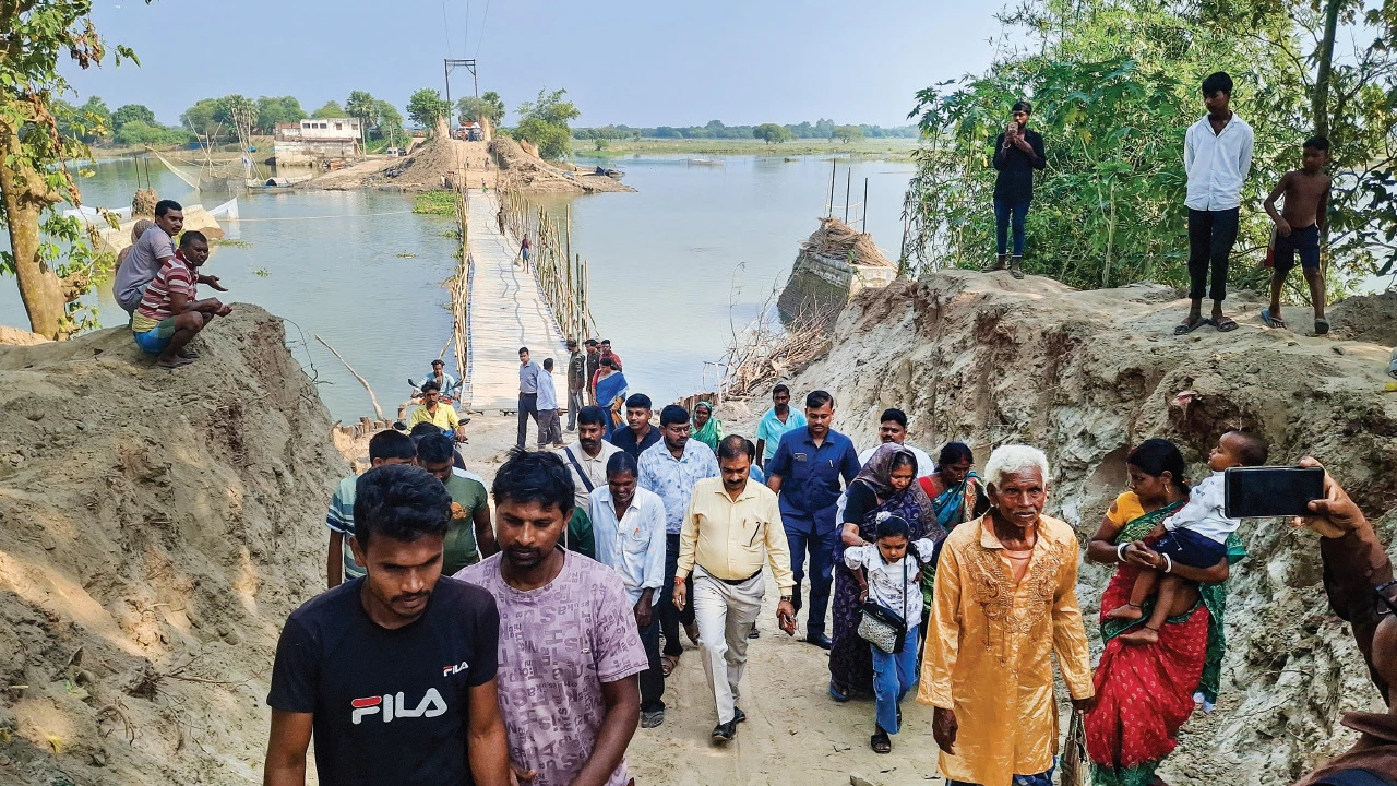 পুজোয় দুর্ভোগ কমাতে কাঁটা বাঁধে ড্রাম সেতুর উদ্বোধন