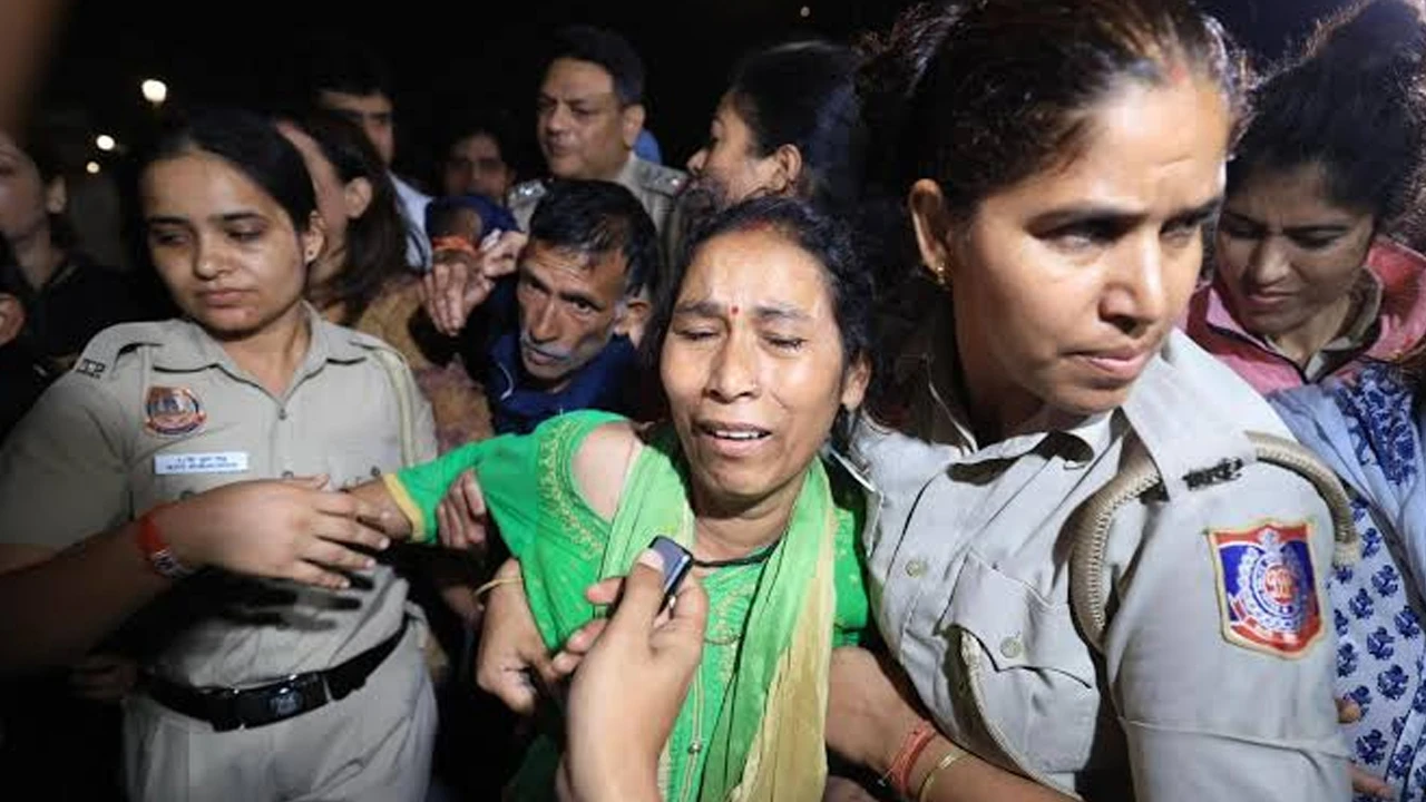 কাকভোরে ইন্ডিয়া গেট থেকে আটক অঙ্কিতার বাবা-মা, মোদি সরকারকে নিশানা রাহুল গান্ধীর
