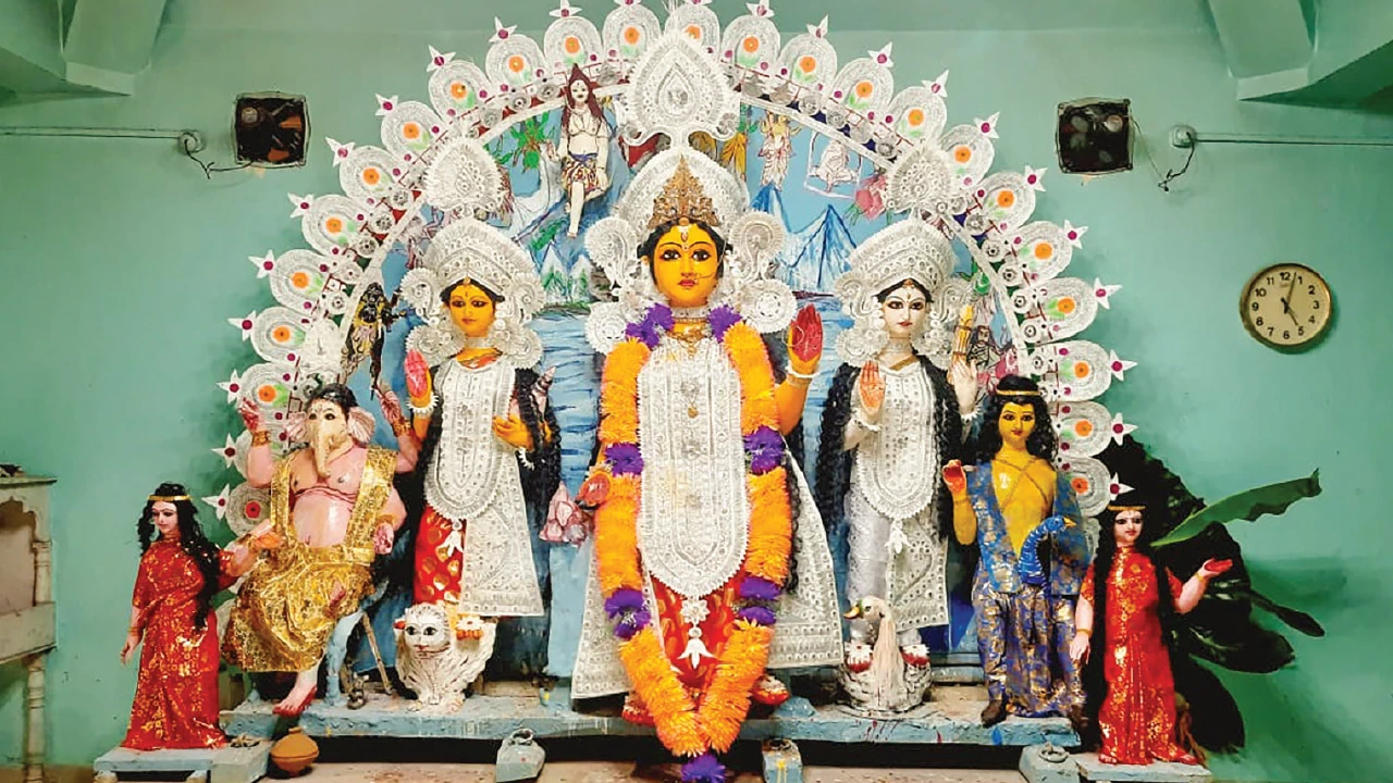 দেওয়ানবাড়ি: ৩৭১ বছরের প্রাচীন পুজোয় দ্বিভুজা অভয়ারূপে পূজিত হন দেবী দুর্গা