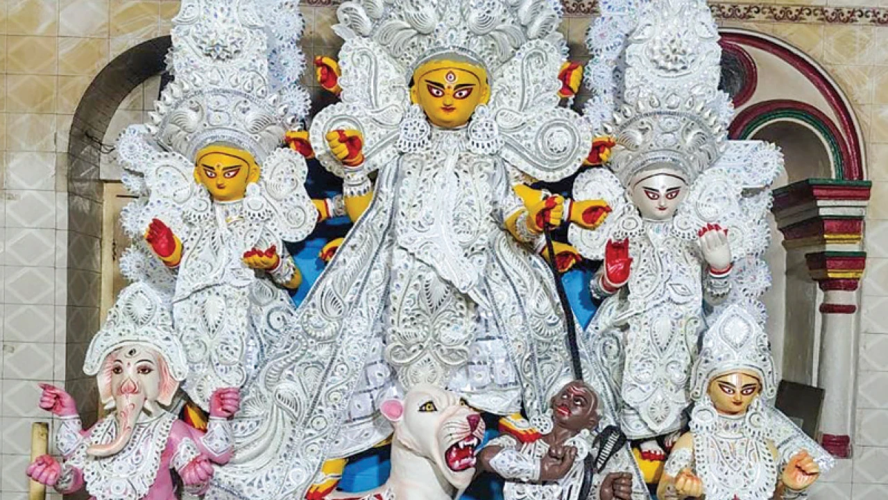 শোলার সাজে দেবী, রামকৃষ্ণের পদধূলিধন্য ঘোষবাড়িতে প্রাচীন রীতি মেনেই দুর্গাপুজো