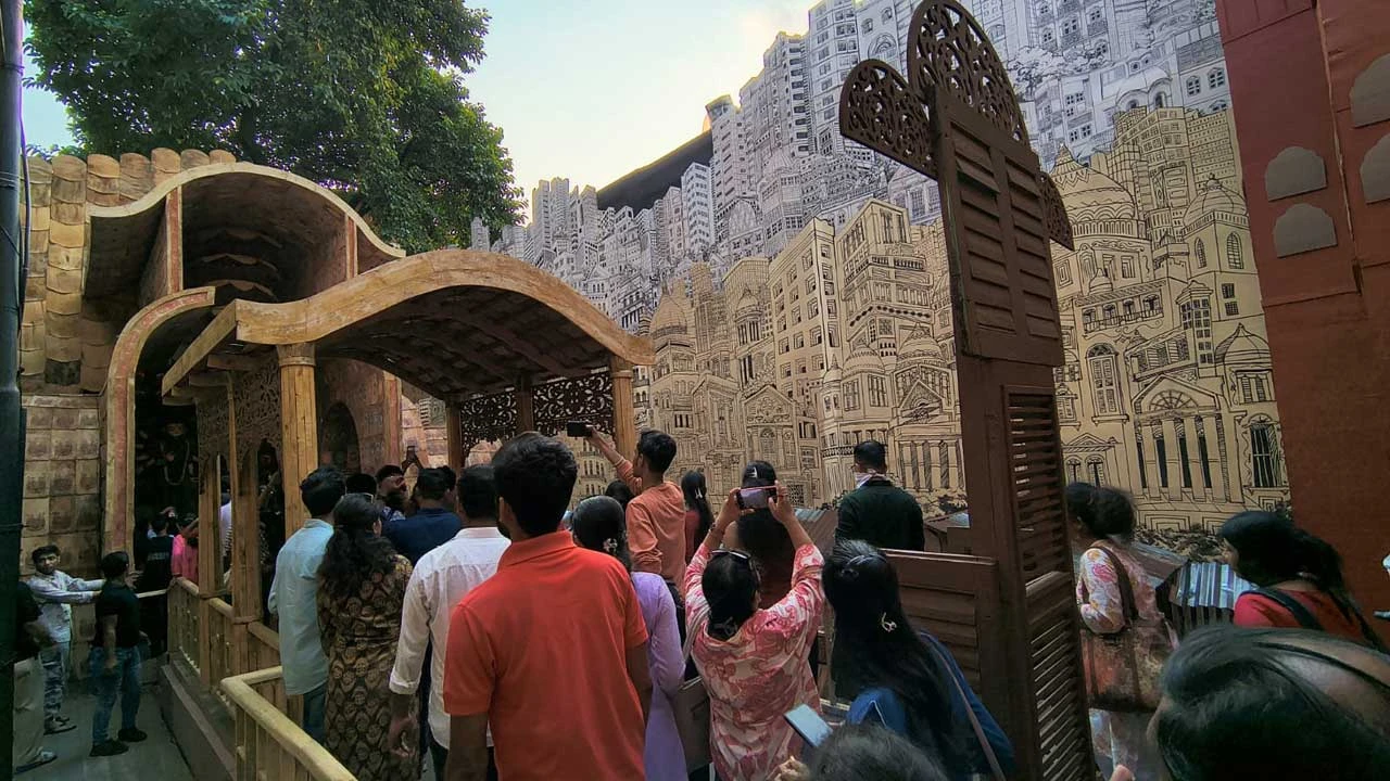 হাতিবাগান সর্বজনীনে দর্শনার্থীদের ভিড়