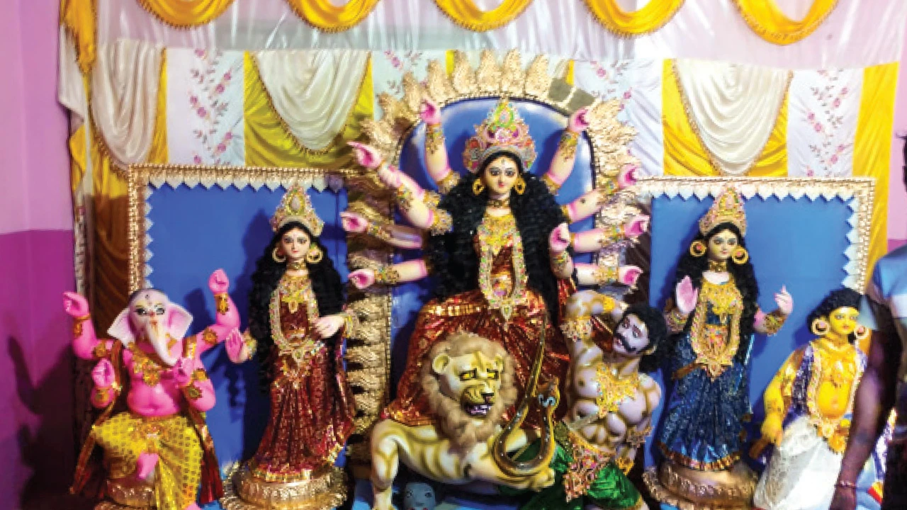 শবরপাড়ায় পুজো, খুশিতে ডগমগ আমডোব, জীবনে প্রথম অঞ্জলি দেবেন বাগদার কণিকা-কাকলি, পূরবীরা