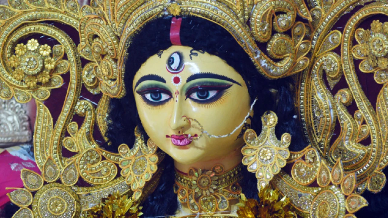 বারাসতের দুই দুর্গোৎসবে ভক্তি-সম্প্রীতি, মাটির টান