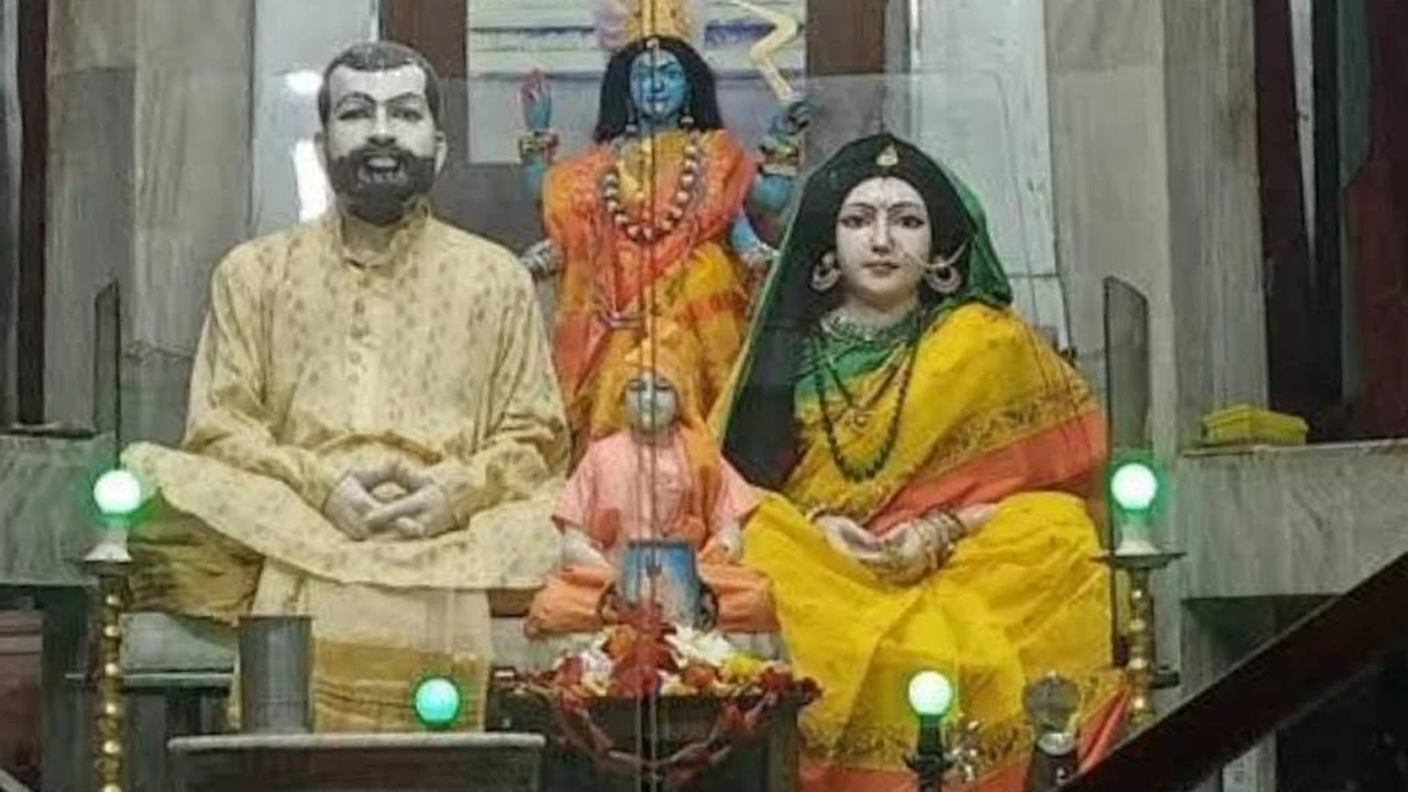বরানগর কাচের মন্দির আশ্রমে দুর্গারূপে পুজিত হন সারদাদেবী