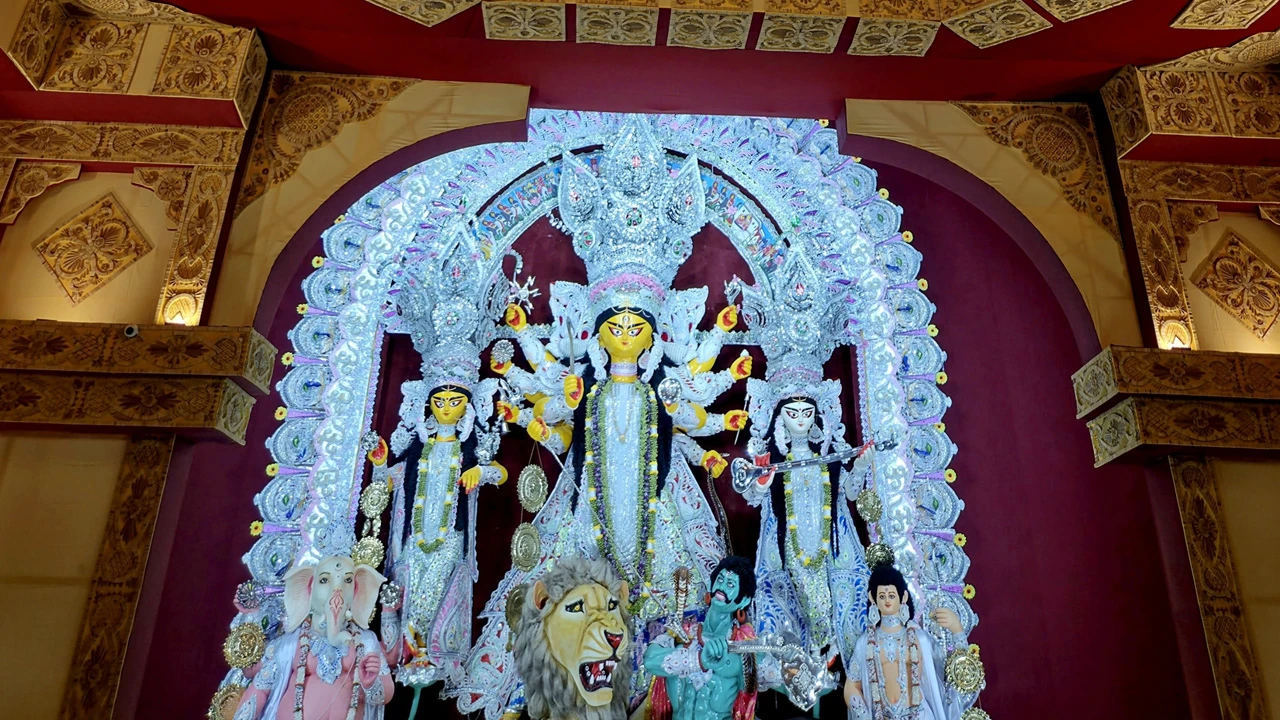 ১০৮ বছরেও বাগবাজারে ঐতিহ্য অটুট, নজর কাড়ছে কুমোরটুলির মন্দ্রিয়ান আর্ট