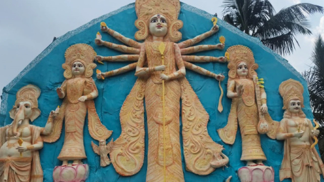 ৫১ ফুটের দুর্গাপ্রতিমা আর পল্লি  বাংলার বাউলের সুর কাকদ্বীপে