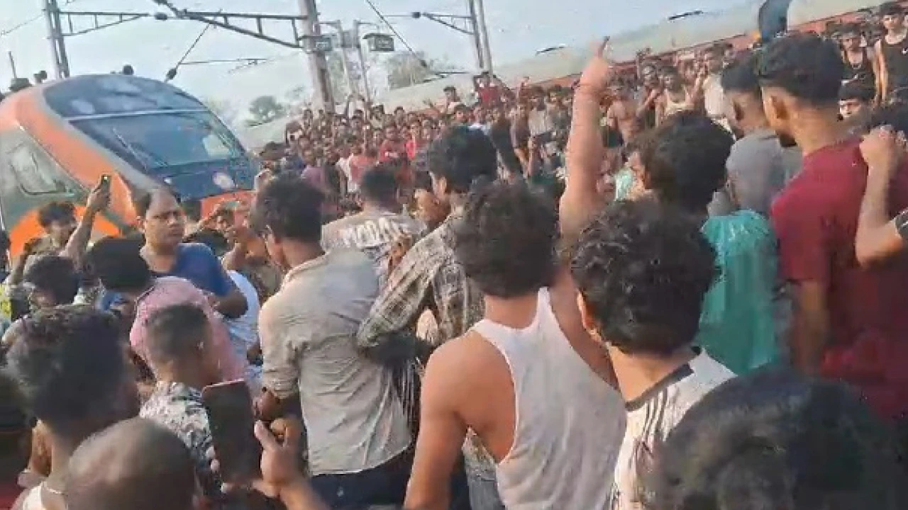 ১৬ ঘণ্টা দেরিতে বিবেক এক্সপ্রেস, বন্দেভারত আটকাল ক্ষুব্ধ যাত্রী