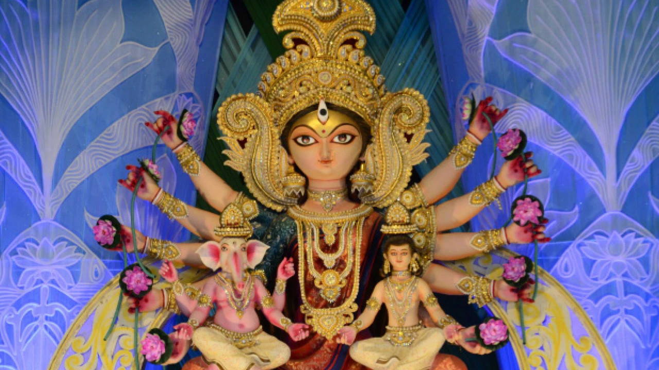 দক্ষিণ ২৪ পরগনার নানা মণ্ডপে রাত বাড়তেই কালো মাথার ভিড়