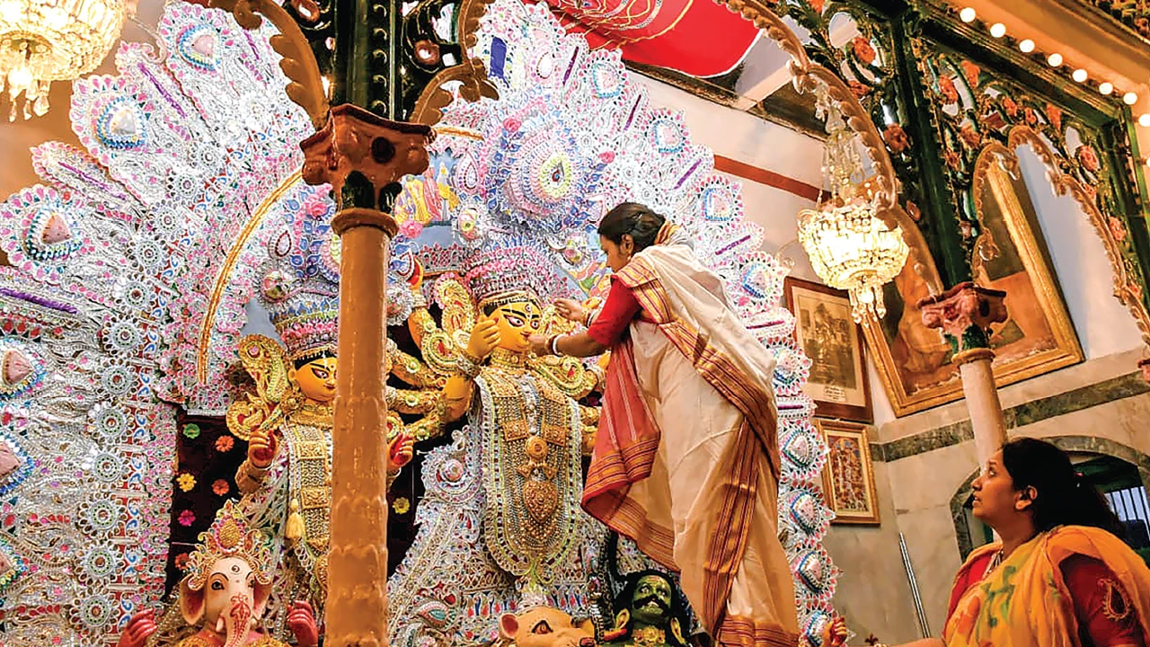 কেন চেয়ে আছ গো মা