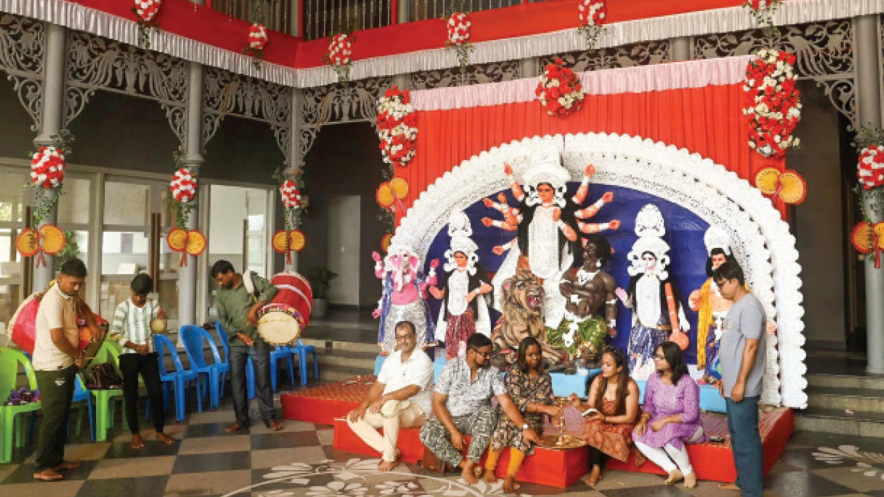 আবাসনের পুজোয় থিমের ছোঁয়া, একসঙ্গে ভুরিভোজ