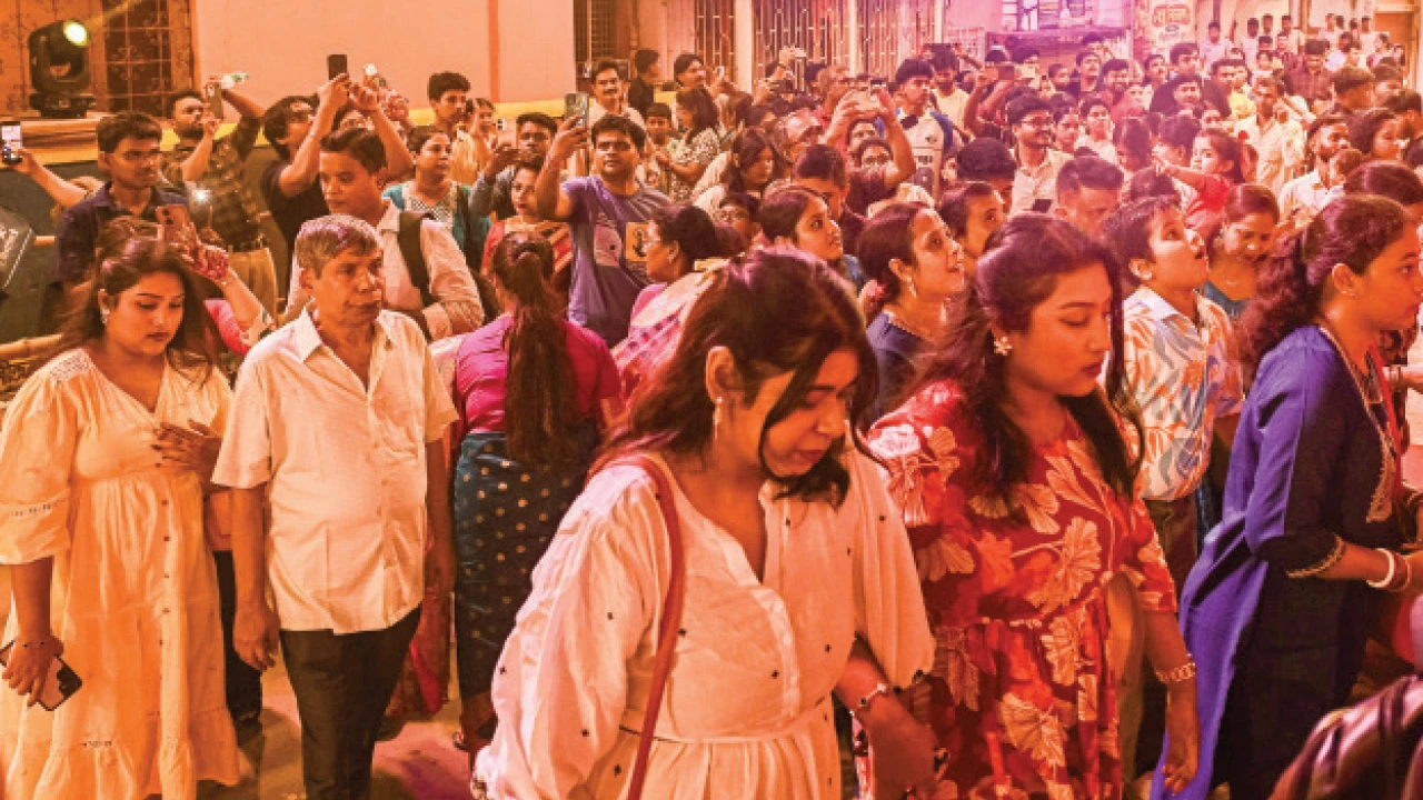 সল্টলেক-নিউটাউন-কেষ্টপুর-লেকটাউন, উচ্ছ্বাস-আনন্দে ঠাকুর দেখা, মহাষষ্ঠীর সন্ধ্যা থেকেই শুরু জনপ্লাবন