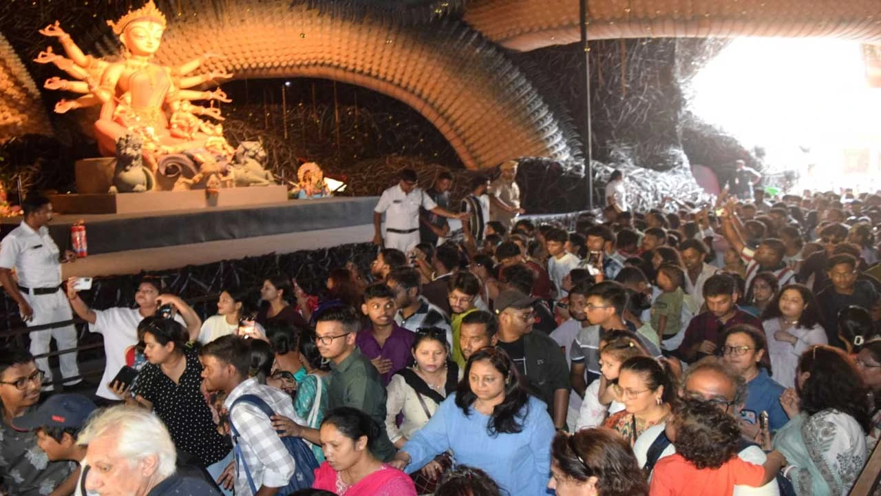 ত্রিধারা সম্মিলনীতে দর্শনার্থীদের উপচে পড়া ভিড়