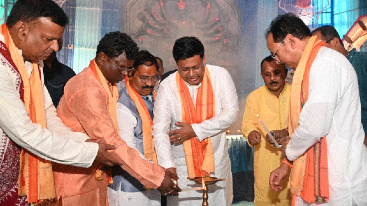 বালুরঘাটে পুজো উদ্বোধনে কেন্দ্রীয় মন্ত্রীকেই চাই, জেলায় ফিরেই মণ্ডপে মণ্ডপে ছুটলেন সুকান্ত