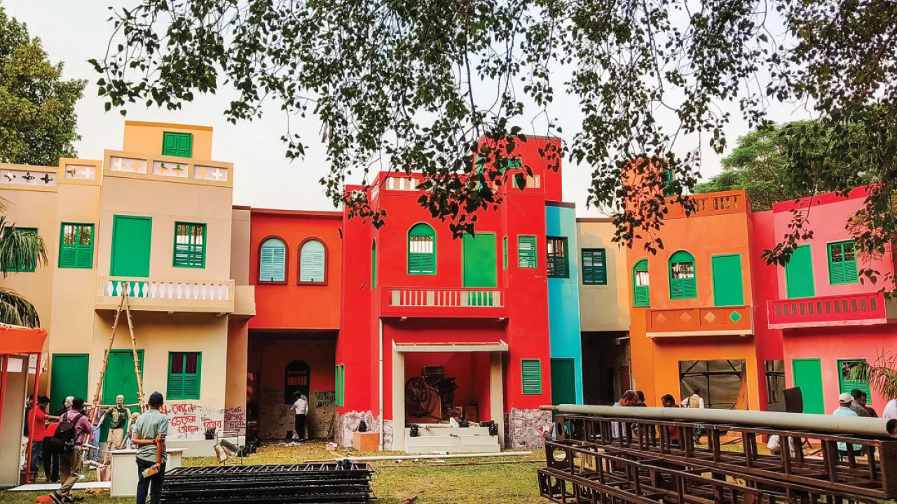 প্রায় ১০০ কিলো খবরের কাগজের প্যান্ডেল থেকে ব্রেইলের দুর্গা রাজধানীতে