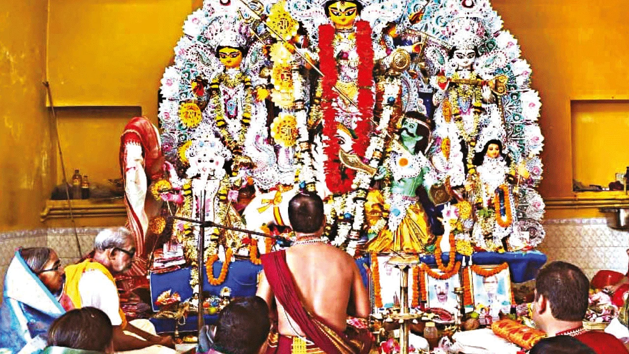 ভবানন্দপুরের মুখোপাধ্যায় পরিবারে নীলকণ্ঠ পাখি দেবীর ফেরার দেয় বার্তা