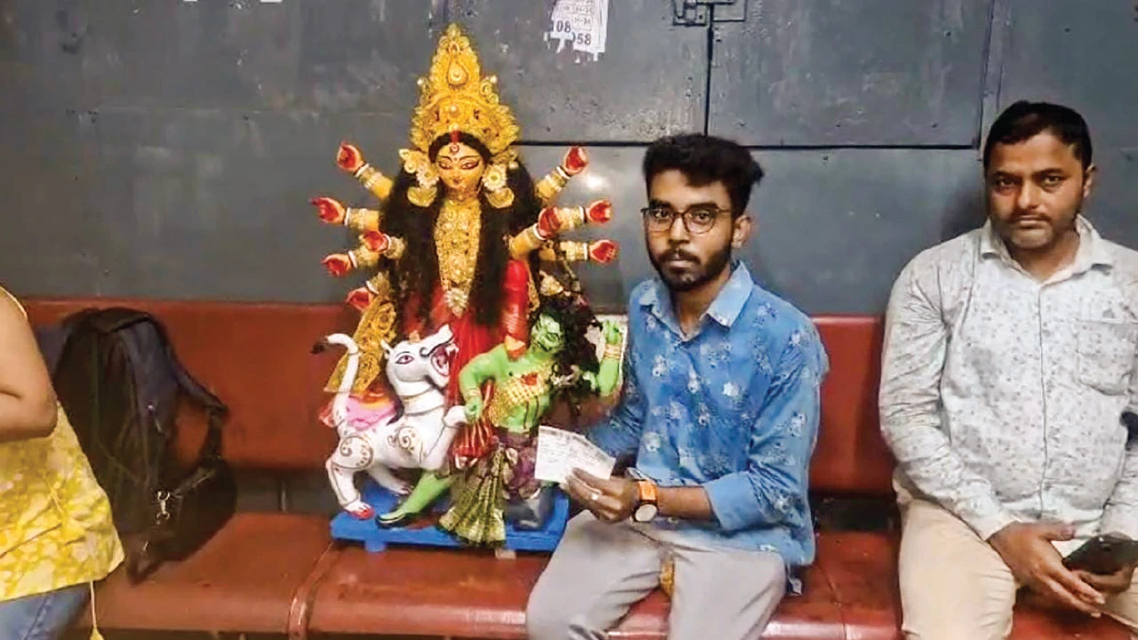 ঘোড়ায় চড়ে নয়, রীতিমতো টিকিট কেটে  ট্রেনে করে ভক্তের বাড়িতে দুর্গার আগমন, বনগাঁ লোকালে অন্য ছবি!