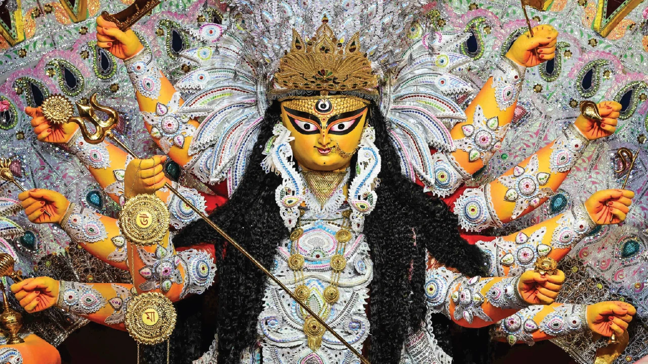 সন্ধিপুজোয় দুর্গাকে ‘চামুণ্ডা’ রূপে পুজো, দেবীকে দেওয়া হয় ১০৮ পদ্ম, জ্বলে ১০৮ প্রদীপ